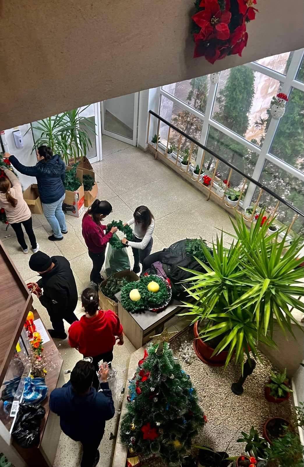 Ученици украсяват празнично сградата на община Оряхово